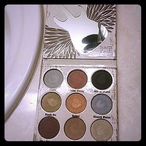 Crown eye shadow pallet